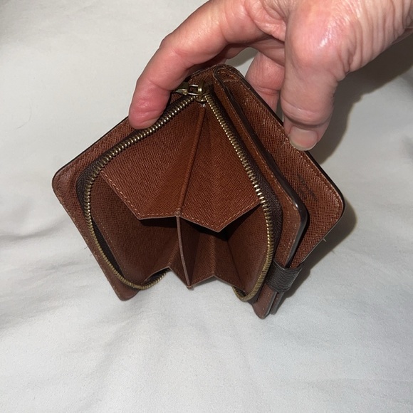 Louis Vuitton Monogram Compact Zip Wallet Authentic A6 - Picture 16 of 17